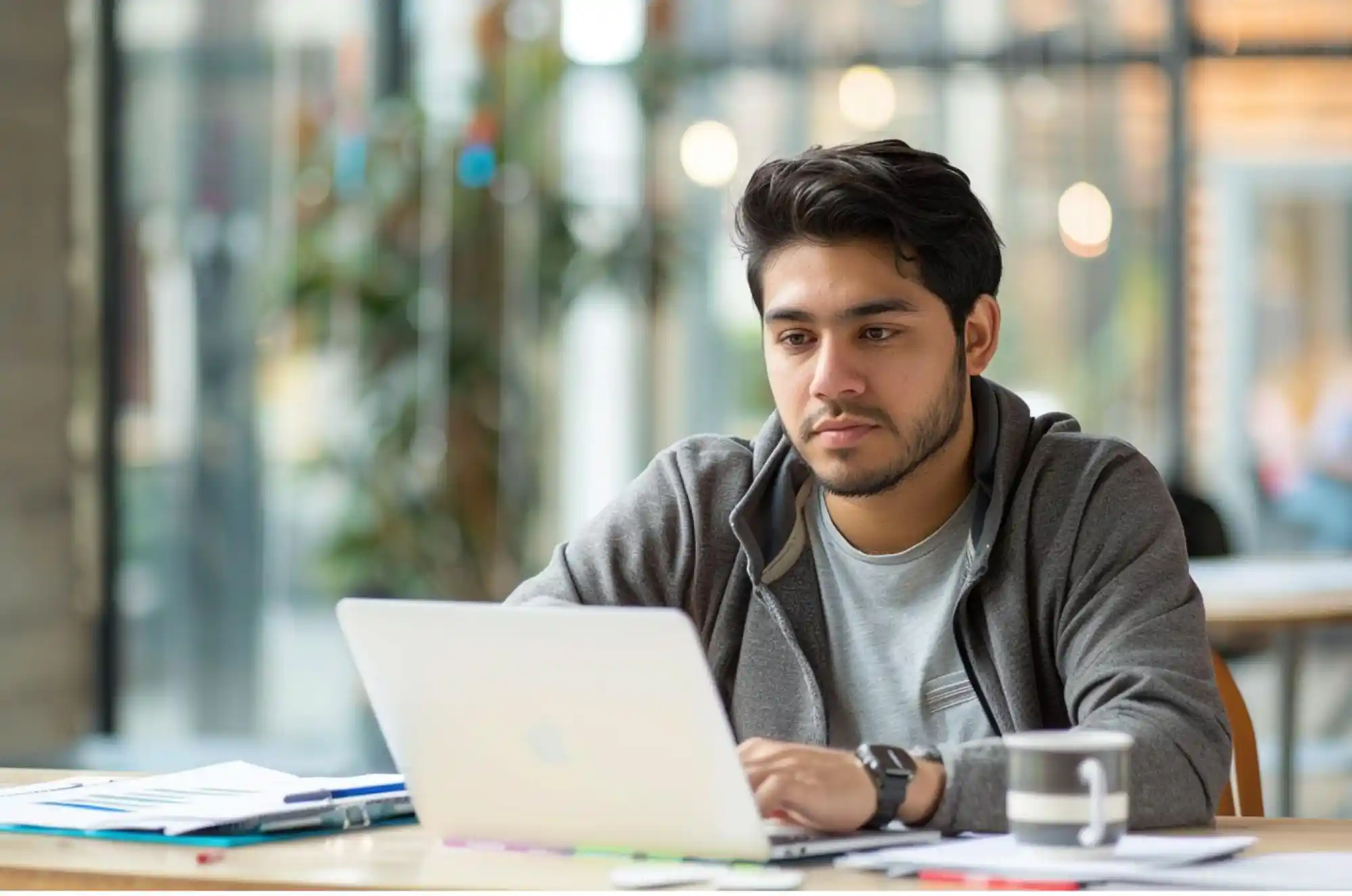 A Colombian student works remotely